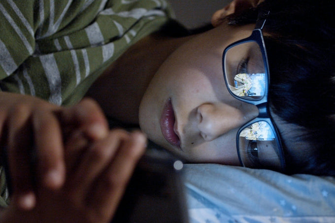 How to Stop Using Your Phone Before Bed (Without Anxiety) - Humanodoro